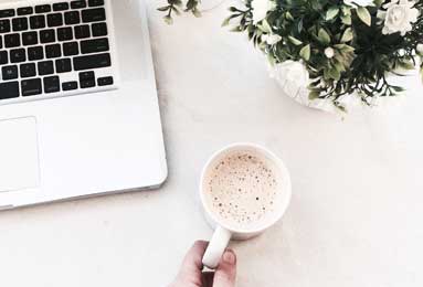 裁判评议：程进踩踏构成严重犯规，麦麦提江回看出示红牌决定正确