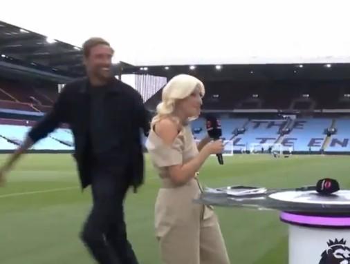 开云体育下载官网-要赶飞机看绿洲乐队，克劳奇解说完维拉0-0纽卡迅速跑出镜头