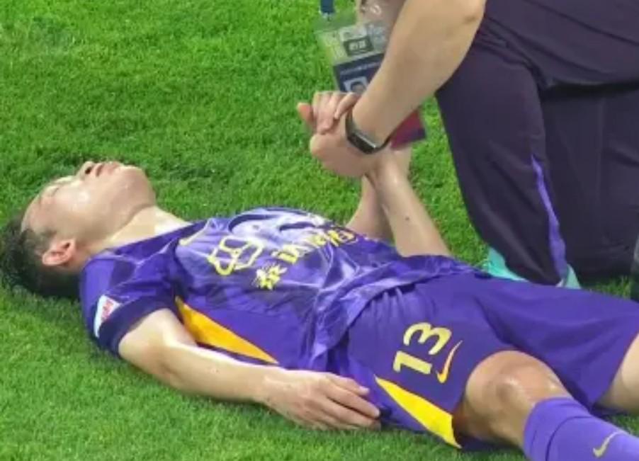 开云平台-津媒：李永佳被球击中颞部后出现脑震荡症状，下场后眩晕恶心