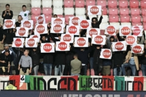 开云体育下载入口-意大利球迷抗议以色列：播放国歌时转身背对+举起呼吁停战的标语