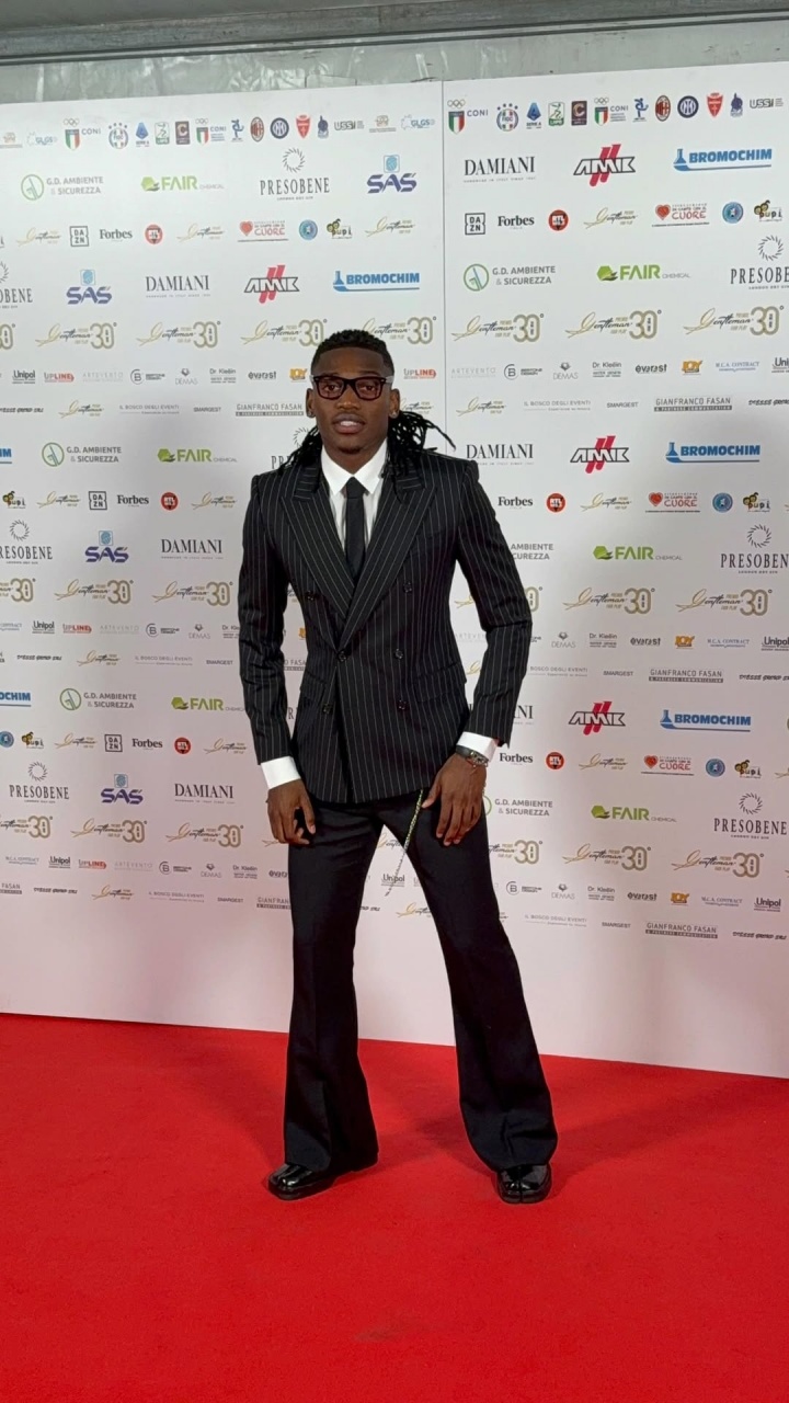 莱奥正装出席颁奖典礼：伤病还没康复不能冒险，我能踢中锋或边锋